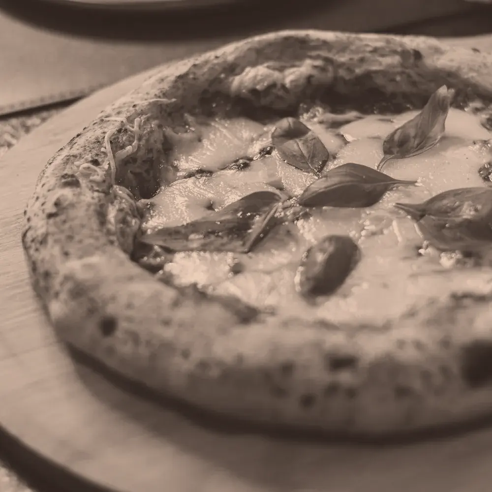 Pizza margherita sortie du four à bois.